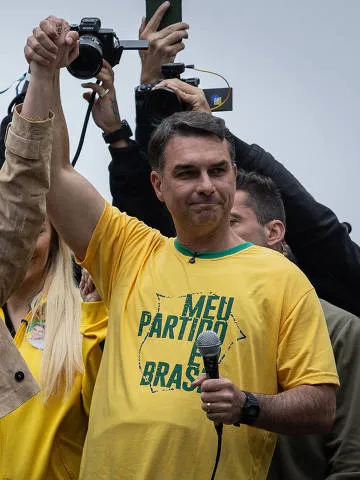 Flávio Bolsonaro vence Lula no Japão com 80,08% dos votos válidos
